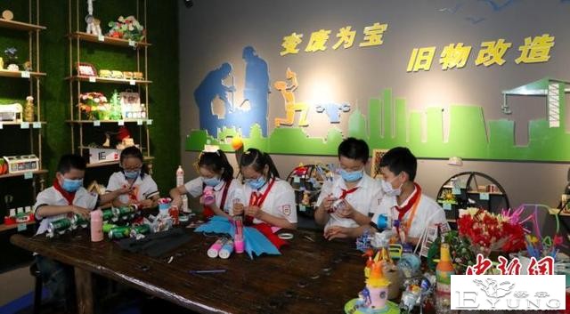 山西首家校园生态科普体验馆建成 小学生自制环保服装-4.jpg