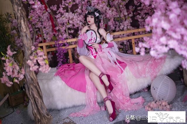 《王者荣耀》游园惊梦甄姬cos，花与人相互映衬，清丽可人-2.jpg