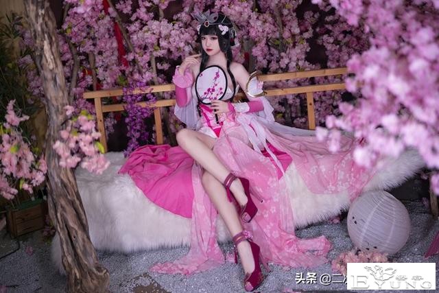《王者荣耀》游园惊梦甄姬cos，花与人相互映衬，清丽可人-1.jpg