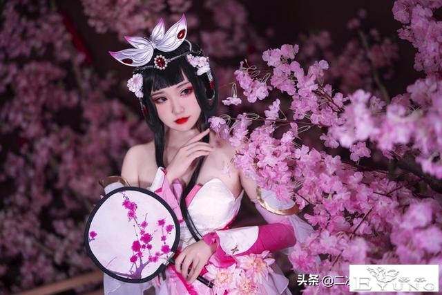 《王者荣耀》游园惊梦甄姬cos，花与人相互映衬，清丽可人-3.jpg