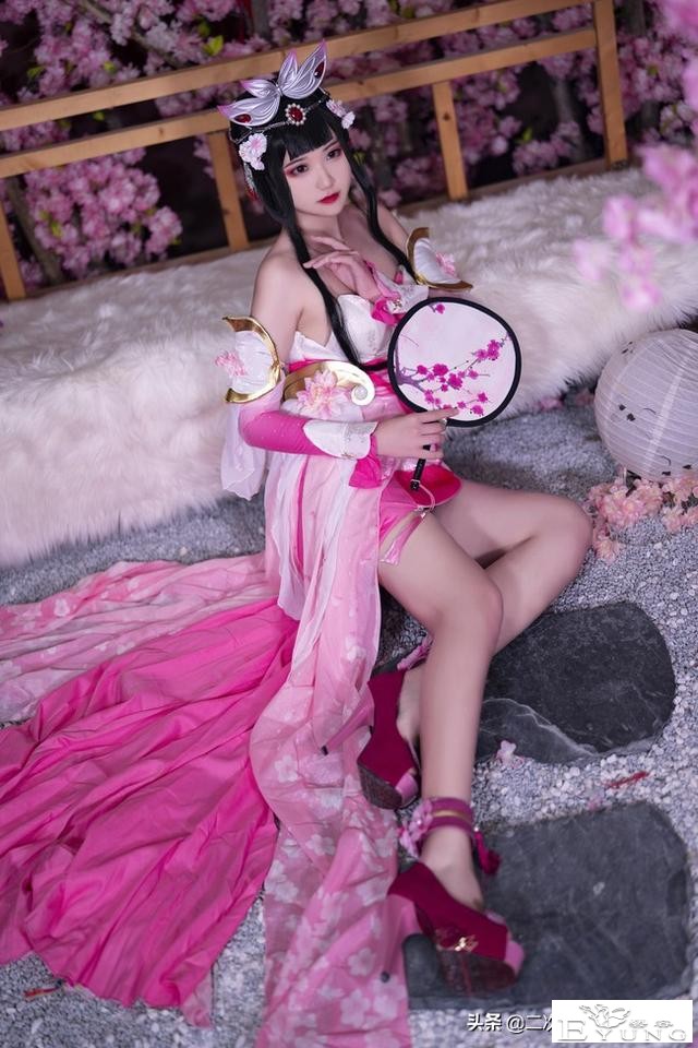 《王者荣耀》游园惊梦甄姬cos，花与人相互映衬，清丽可人-4.jpg