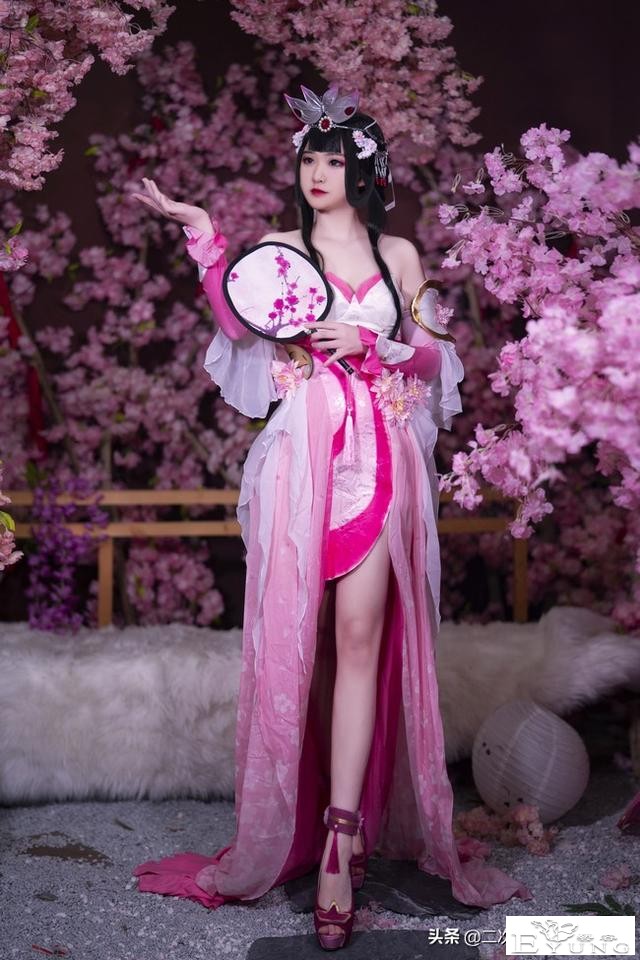 《王者荣耀》游园惊梦甄姬cos，花与人相互映衬，清丽可人-6.jpg