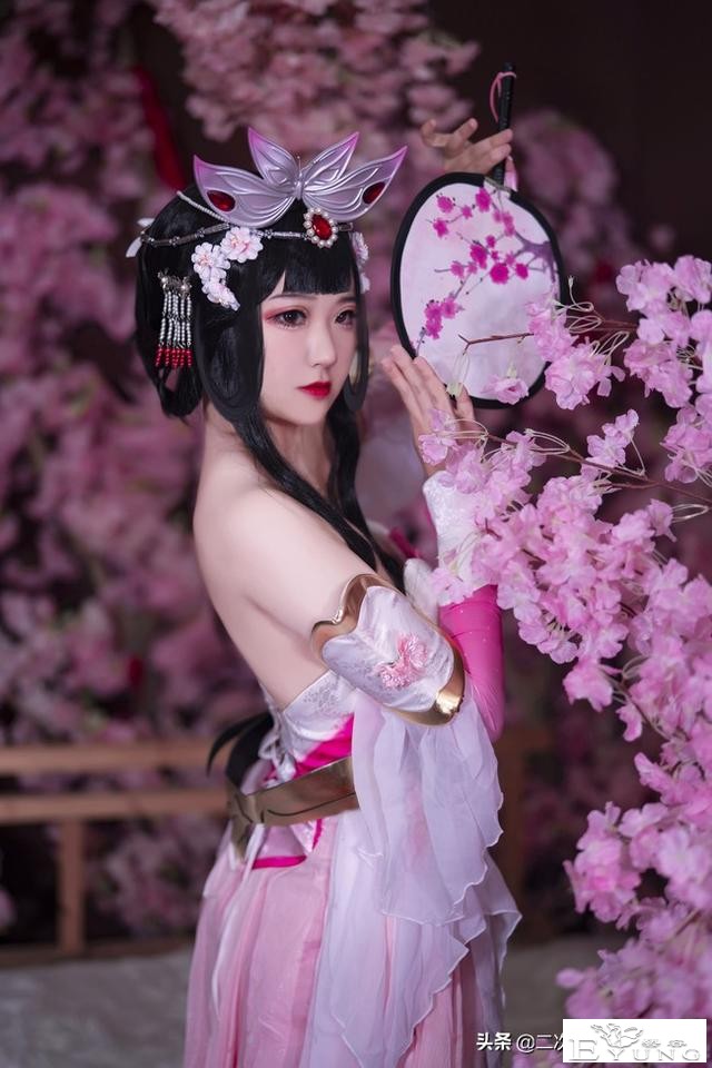 《王者荣耀》游园惊梦甄姬cos，花与人相互映衬，清丽可人-8.jpg