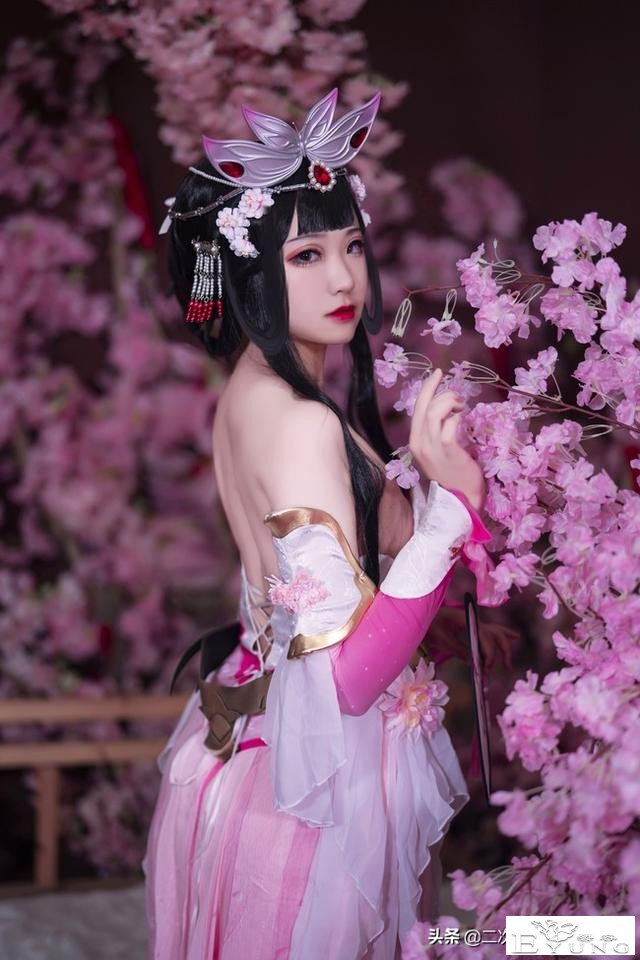 《王者荣耀》游园惊梦甄姬cos，花与人相互映衬，清丽可人-9.jpg