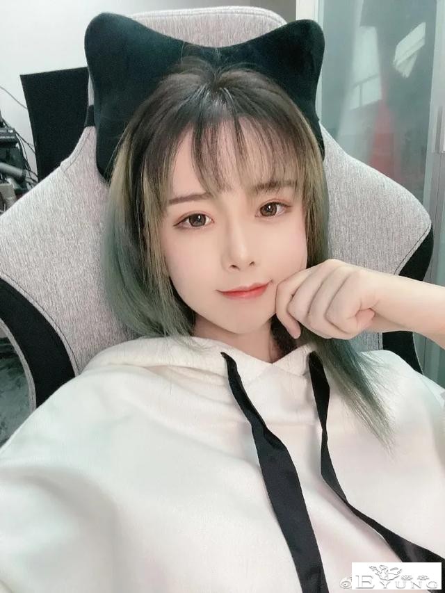 百万粉女装大佬自曝“已成为女孩”，却被扒出变性申请是网图…-2.jpg