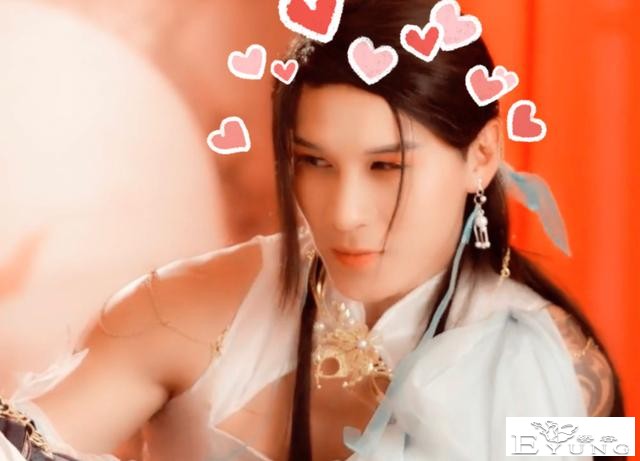 最离谱女装大佬！变身女coser混入C圈，只为获得美女签名海报？-7.jpg