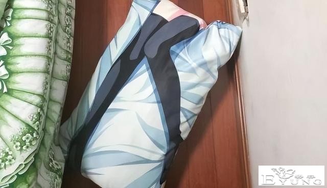阿姨帮学生整理宿舍，结果好心干坏事？初音未来的玩偶都扔了-5.jpg