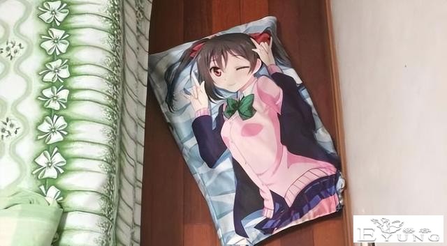 阿姨帮学生整理宿舍，结果好心干坏事？初音未来的玩偶都扔了-4.jpg