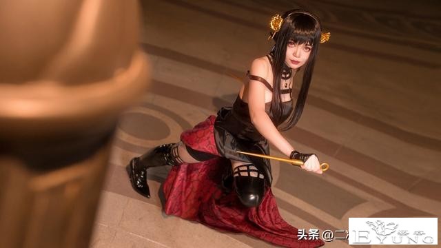 《间谍过家家》约尔cos，帅气飘逸，神情与颜值越看越有感觉-8.jpg