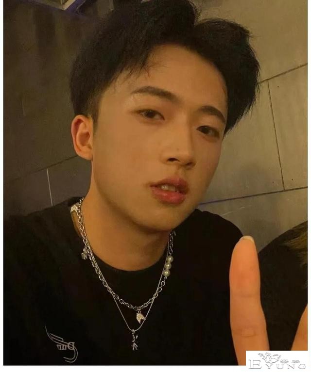 网红界“女装大佬”，康雅雅纯欲天花板，艾比身陷变性造假传闻-6.jpg