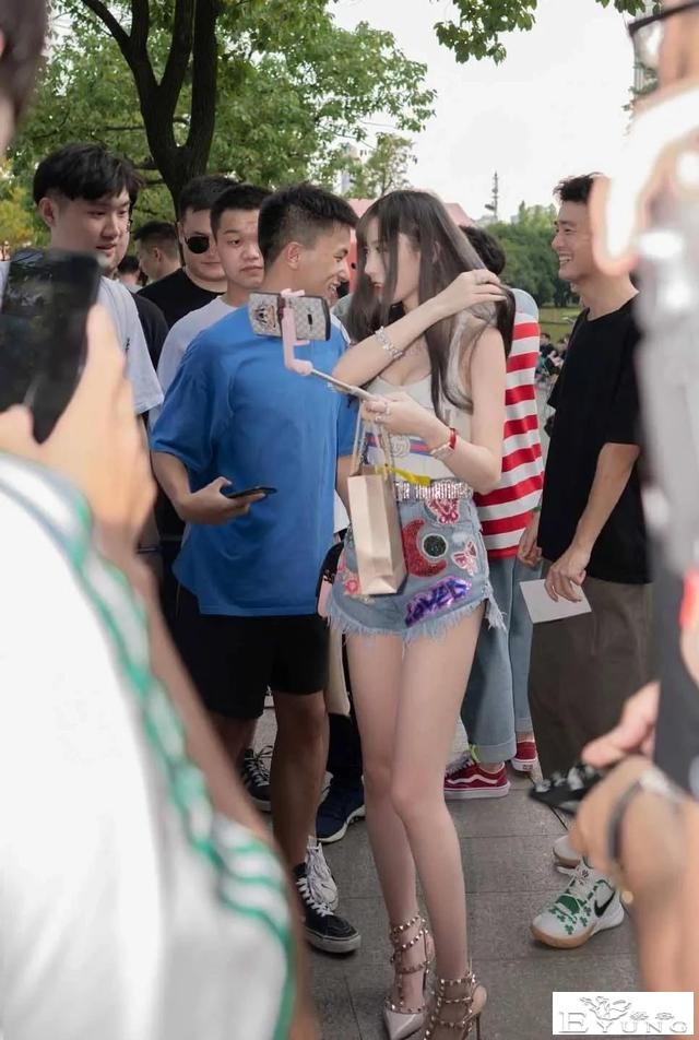 二次元主播腐团儿晒照，大长腿犹如游戏建模，网友喊话cos雅典娜-2.jpg