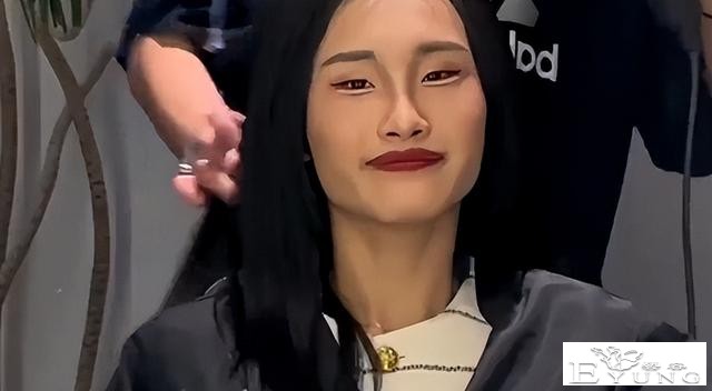 没底线！网红乔姐男扮女装进浴室，拍女顾客私密照博流量-2.jpg