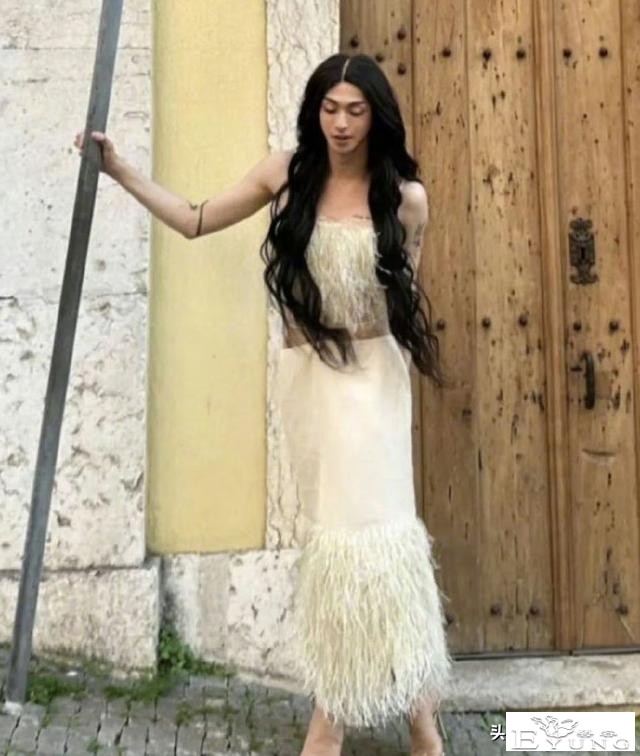 女装大佬登场！伊能静儿子穿女装引热议，身材高挑比女生还美-2.jpg
