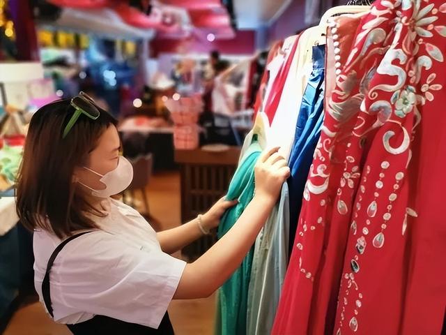 【夜市梦想家】笑笑：跨界合办换装门店 做不被定义的女孩-3.jpg
