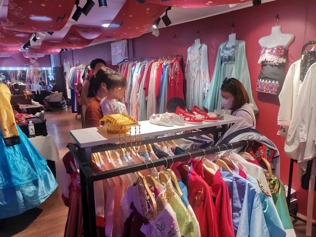 【夜市梦想家】笑笑：跨界合办换装门店 做不被定义的女孩-5.jpg