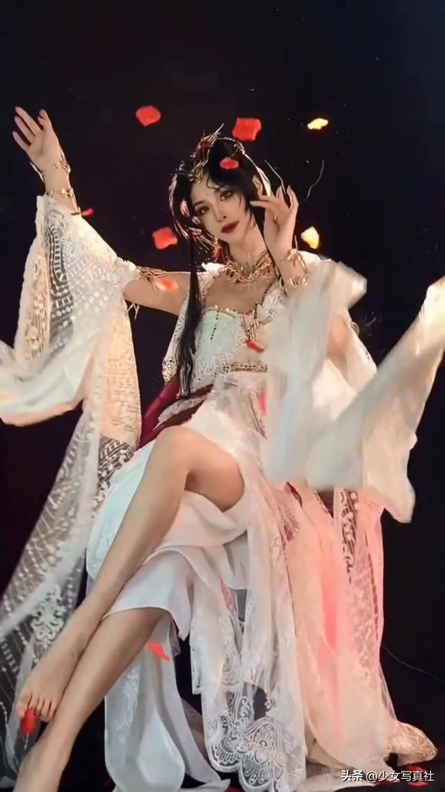 二次元cos变装，里面你认识几个？-12.jpg