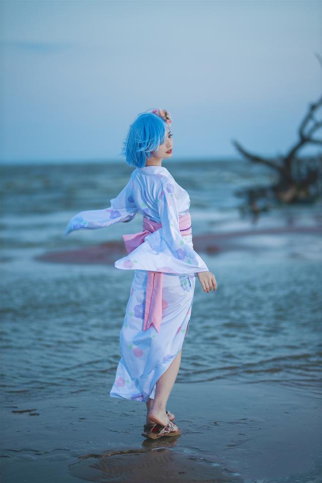 三组国人妹子COS的日本人气动漫角色“雷姆”！很有还原度的作品-25.jpg