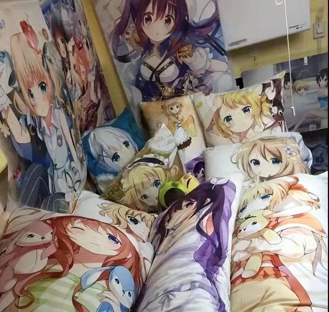 漫展物品遗落在公车，司机说要翻包确认，网友表示：十分羞耻-1.jpg