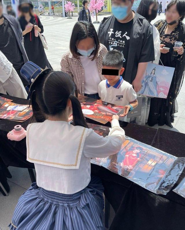 尴尬！家长带小孩子去漫展，结果在买“黑丝cos作品”-2.jpg