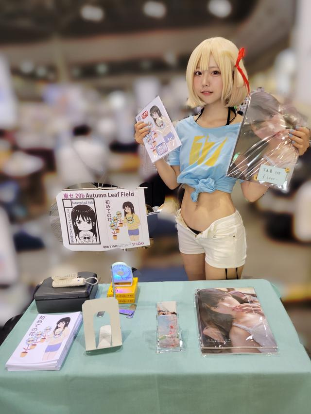 尴尬！家长带小孩子去漫展，结果在买“黑丝cos作品”-3.jpg