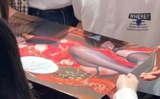 尴尬！家长带小孩子去漫展，结果在买“黑丝cos作品”-4.jpg