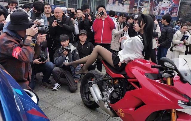 漫展上摆出“易走光下跪姿势”，网友一看：不用叫保安，没违规-3.jpg