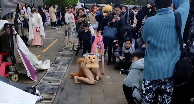 漫展上摆出“易走光下跪姿势”，网友一看：不用叫保安，没违规-7.jpg