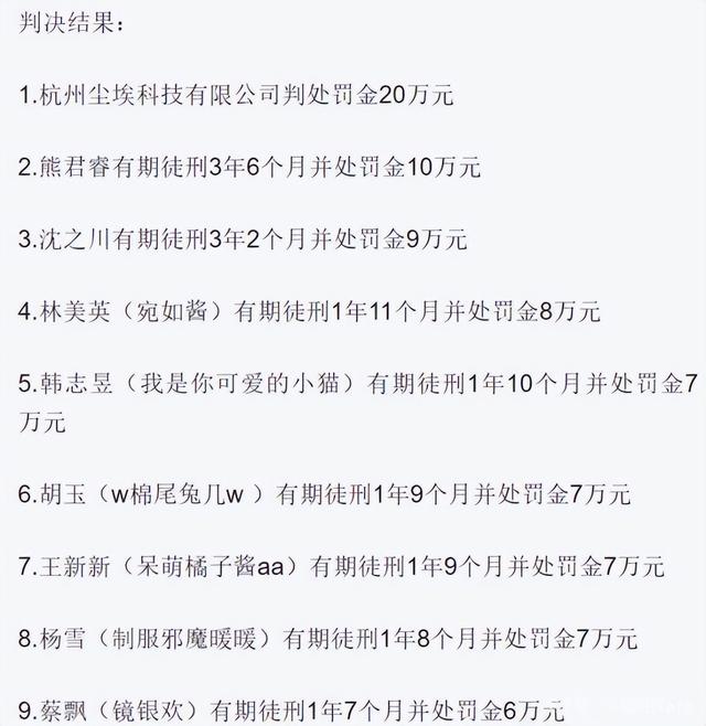 漫展上摆出“易走光下跪姿势”，网友一看：不用叫保安，没违规-8.jpg