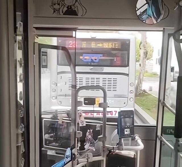 当二次元当上了公交司机，痛车、穿汉服开车引起争议-3.jpg