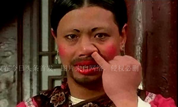 往胸部塞馒头男扮女装，这8位男星的反串才对得住观众-1.jpg