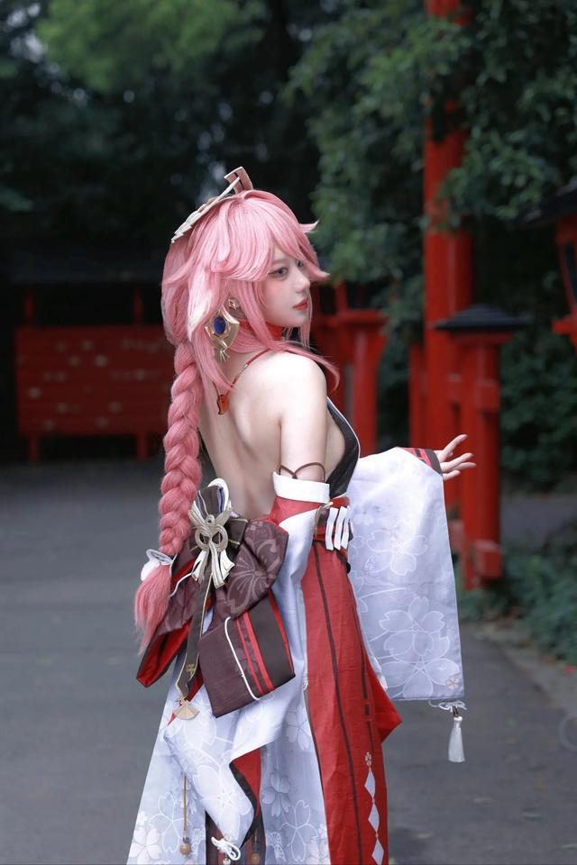 惊艳视觉！原神八重神子 cosplay 还原灵动之美-2.jpg