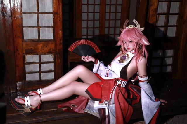 惊艳视觉！原神八重神子 cosplay 还原灵动之美-6.jpg