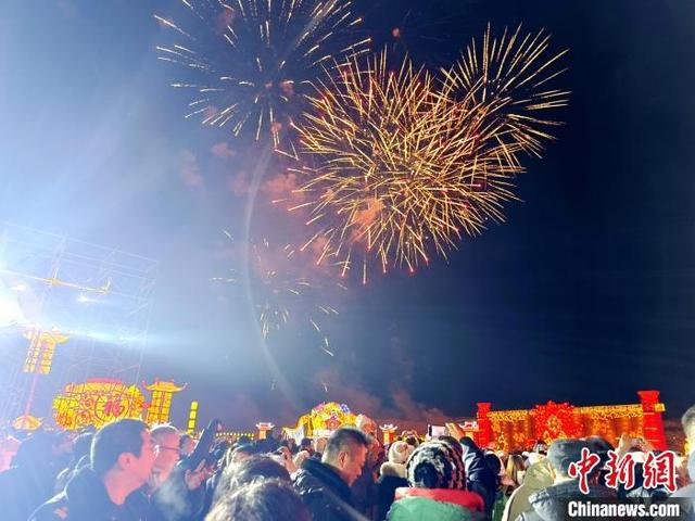 2024沈阳迎春灯会启幕  “祥龙贺岁” 巨型灯王震撼亮相-2.jpg