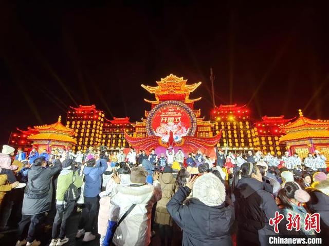 2024沈阳迎春灯会启幕  “祥龙贺岁” 巨型灯王震撼亮相-3.jpg