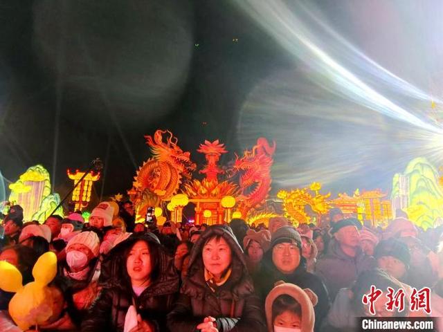 2024沈阳迎春灯会启幕  “祥龙贺岁” 巨型灯王震撼亮相-4.jpg