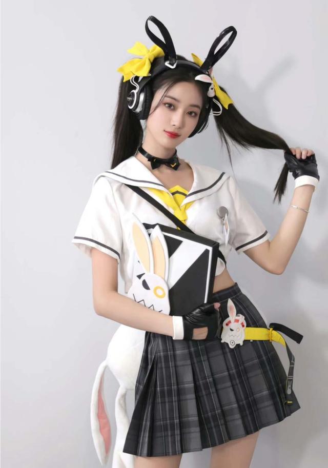 徐艺洋COS安琪拉绝美，二次元少女超好看，身材火辣，还抱着玩偶-2.jpg