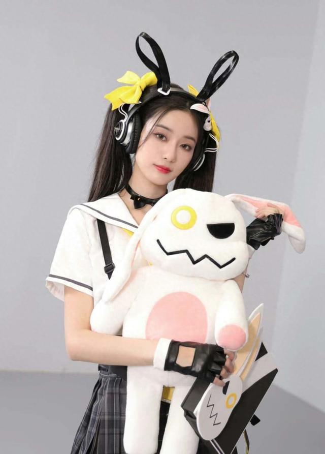 徐艺洋COS安琪拉绝美，二次元少女超好看，身材火辣，还抱着玩偶-1.jpg