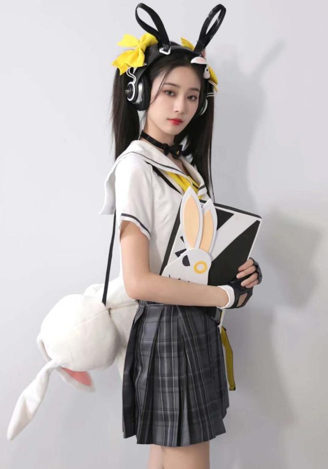 徐艺洋COS安琪拉绝美，二次元少女超好看，身材火辣，还抱着玩偶-3.jpg