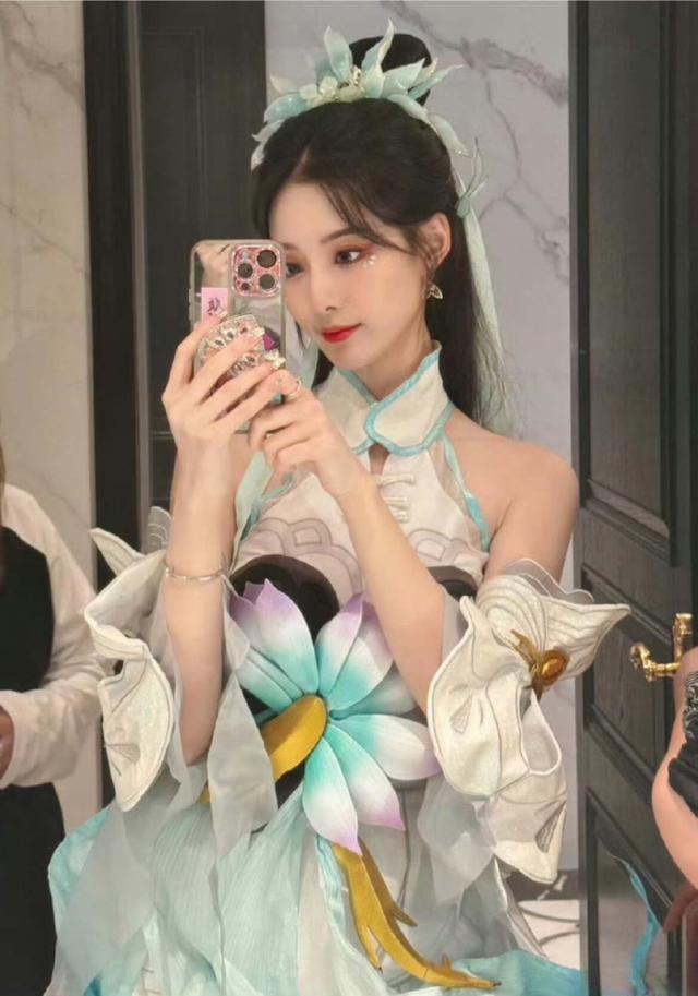 徐艺洋COS安琪拉绝美，二次元少女超好看，身材火辣，还抱着玩偶-4.jpg