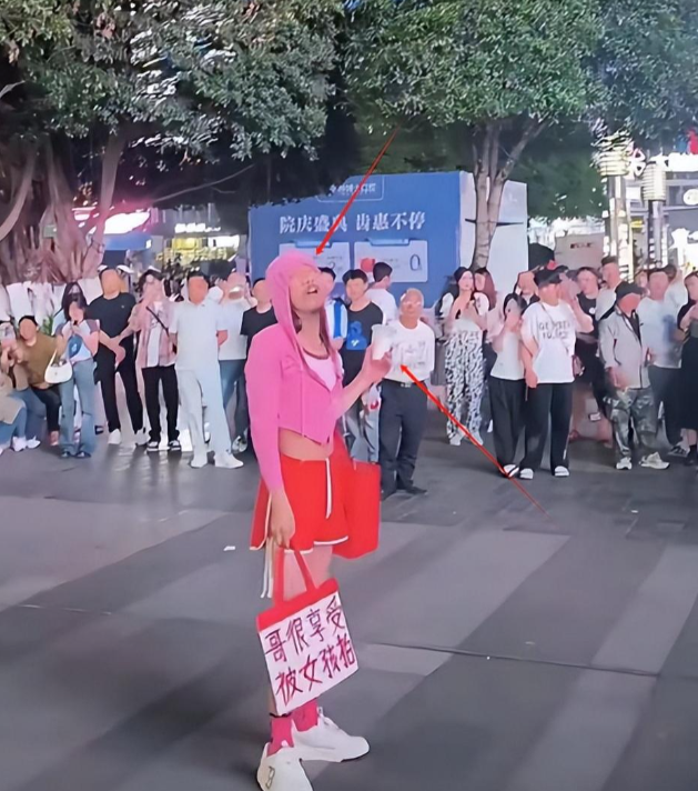 “伪娘风”吹到观音桥？男子身穿女装动作辣眼，称：哥很享受这个-5.jpg