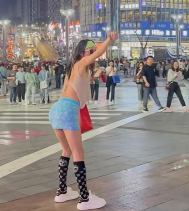 “伪娘风”吹到观音桥？男子身穿女装动作辣眼，称：哥很享受这个-6.jpg