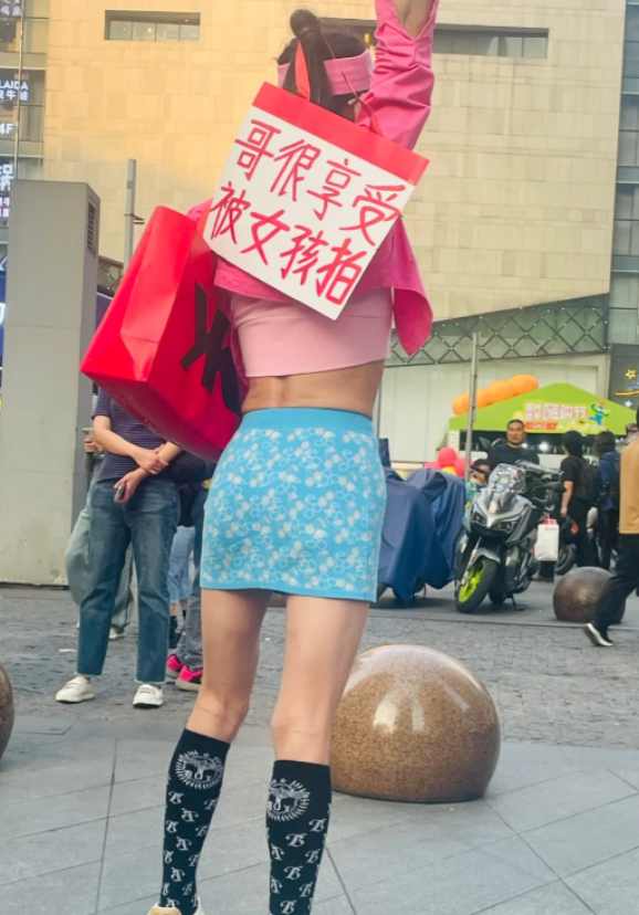 “伪娘风”吹到观音桥？男子身穿女装动作辣眼，称：哥很享受这个-7.jpg