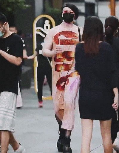 “伪娘风”吹到观音桥？男子身穿女装动作辣眼，称：哥很享受这个-10.jpg