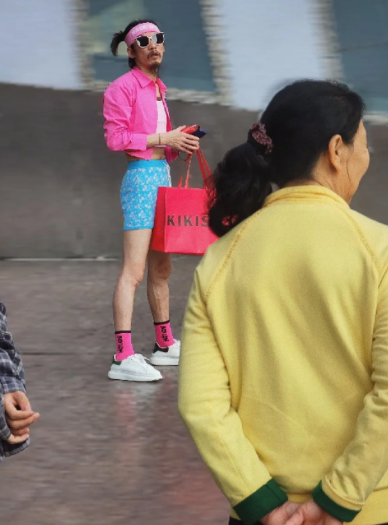 “伪娘风”吹到观音桥？男子身穿女装动作辣眼，称：哥很享受这个-12.jpg