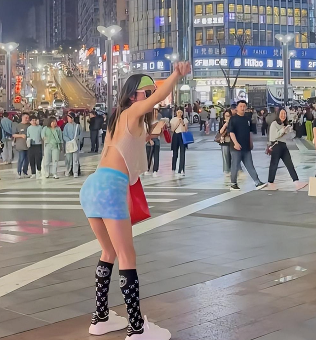 “伪娘风”吹到观音桥？男子身穿女装动作辣眼，称：哥很享受这个-11.jpg