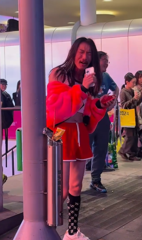 “伪娘风”吹到观音桥？男子身穿女装动作辣眼，称：哥很享受这个-13.jpg