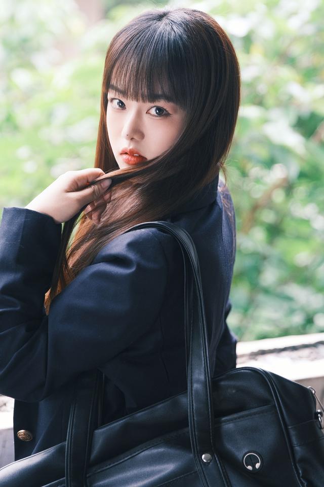 二次元COS世界：蔡蔡演绎病娇少女，学生风中的甜美与阴暗-18.jpg