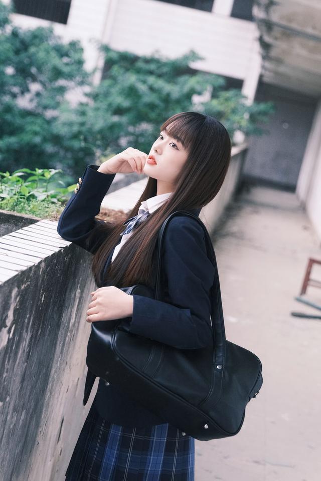 二次元COS世界：蔡蔡演绎病娇少女，学生风中的甜美与阴暗-17.jpg