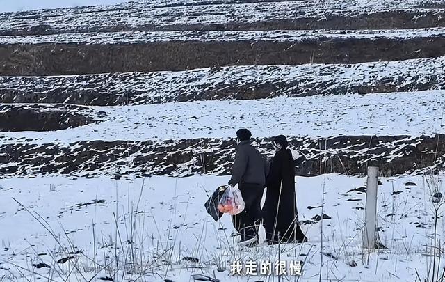 王晨正带女友看爷爷，坟前磕头，见面费越要越多，小丫头上一年级-4.jpg