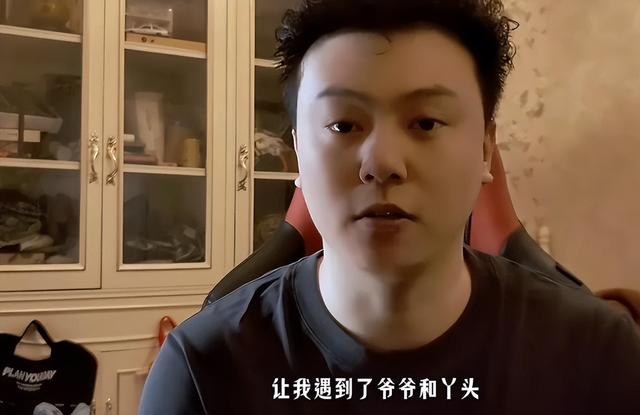 王晨正带女友看爷爷，坟前磕头，见面费越要越多，小丫头上一年级-6.jpg